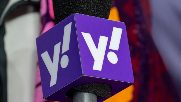 Yahoo-Sports-Mic-Flag