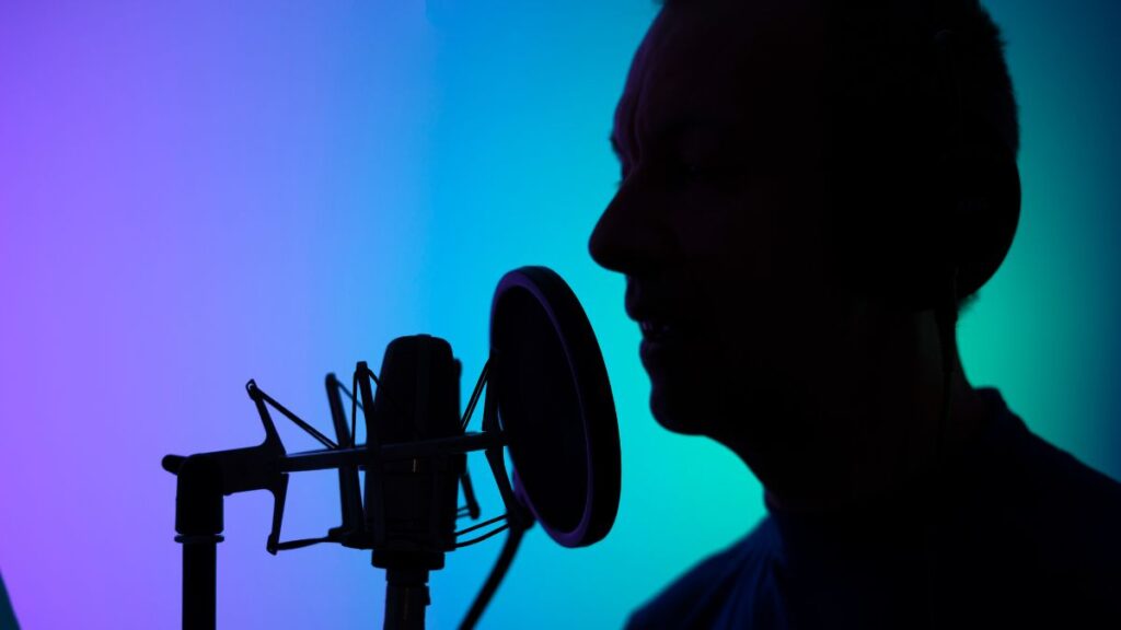 VOICE-OVER-ARTIST